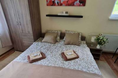 Izba č. 7 - spálňa s manželskou posteľou, Villa Paradajs pri Richňavských jazerách, Štiavnické Bane