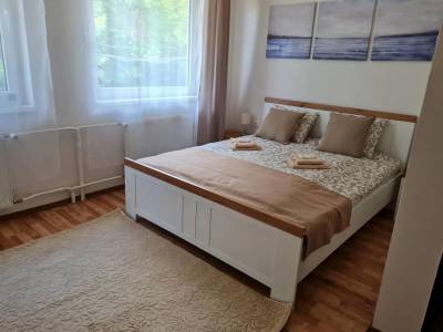 Izba č. 1 - spálňa s manželskou posteľou, Villa Paradajs pri Richňavských jazerách, Štiavnické Bane