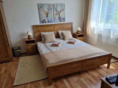 Apartmán č. 2 - spálňa s manželskou posteľou, Villa Paradajs pri Richňavských jazerách, Štiavnické Bane