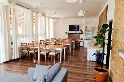 Spoločenská miestnosť - jedálenské sedenie, gauč a TV, Villa Paradajs pri Richňavských jazerách, Štiavnické Bane