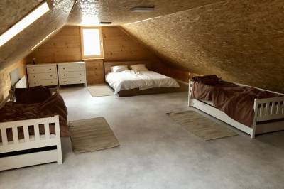 Podkrovná spálňa s manželskou posteľou a 2 samostatnými lôžkami, Domček pod Orechom, Martin
