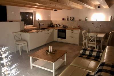 Obývačka prepojená s plne vybavenou kuchyňou, Domček pod Orechom, Martin