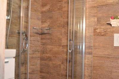 Kúpeľňa so sprchovacím kútom a toaletou, Chalúpka u Dobrého čerta, Dúbrava