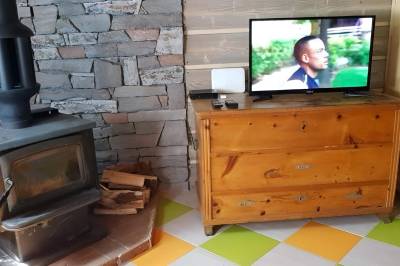 Obývačka s LCD TV a krbom, Chalúpka u Dobrého čerta, Dúbrava