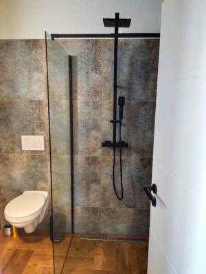 Kúpeľňa so sprchovacím kútom, Domček Nezábudka, Stará Lesná
