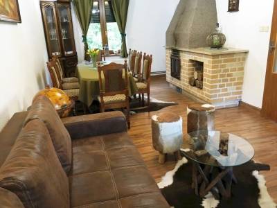 Obývačka s gaučom, krbom a jedálenským stolom, Chata Adriana, Stará Lesná