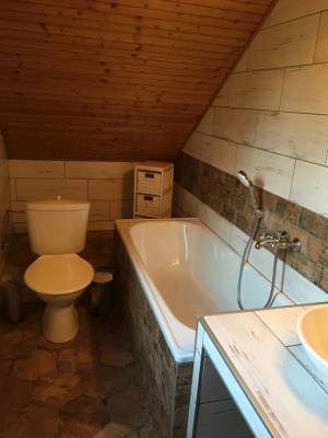 Kúpeľňa s vaňou a toaletou, Chata Adriana, Stará Lesná