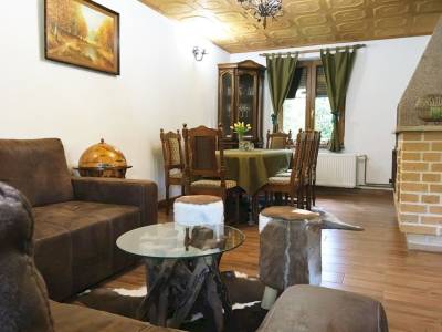 Obývačka s gaučom, krbom a jedálenským stolom, Chata Adriana, Stará Lesná