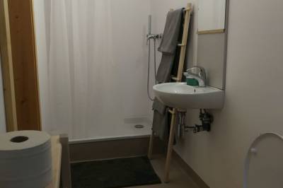Kúpeľňa s toaletou, Horáreň na Váhu, Vikartovce