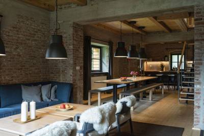 Obývačka s pohovkou a plne vybavená kuchyňa s jedálenským sedením, Horáreň na Váhu, Vikartovce