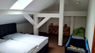 Spálňa s manželskou posteľou a detskou postieľkou, Apartmán 17, Vysoké Tatry