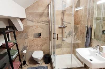 Kúpeľňa so sprchovacím kútom a toaletou, Apartmán 17, Vysoké Tatry