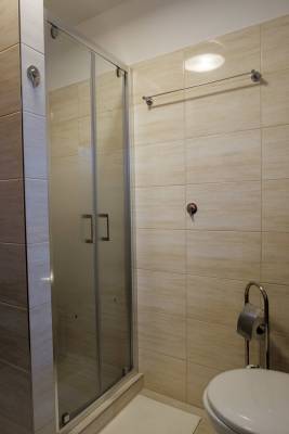 Kúpeľňa so sprchovacím kútom a toaletou, Chata Marguška - u Fera, Oščadnica