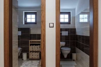 Kúpeľňa so sprchovacím kútom a toaletou a samostatná toaleta, Chata Marguška - u Fera, Oščadnica