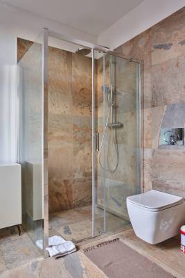 Apartmán 15 - kúpeľňa so sprchovacím kútom a toaletou, Vila Kollár, Vysoké Tatry