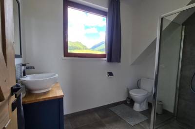 Kúpeľňa so sprchovacím kútom a toaletou, Chalet Liptov, Ižipovce