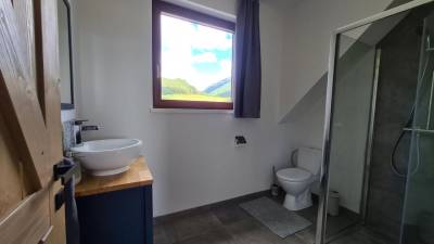 Kúpeľňa so sprchovacím kútom a toaletou, Chalet Liptov, Ižipovce