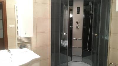 Kúpeľňa so sprchovacím kútom, Villa Manatt, Stará Lesná