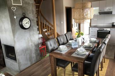 Obývačka prepojená s plne vybavenou kuchyňou a jedálenským sedením, Villa Manatt, Stará Lesná