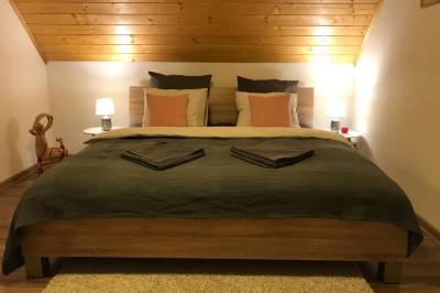 Spálňa s manželskou posteľou, Villa Detvan, Stará Lesná