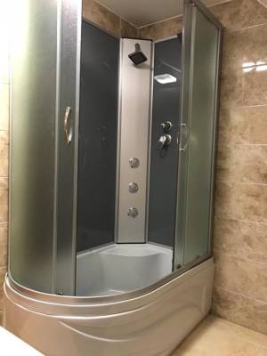 Kúpeľňa so sprchovacím kútom, Villa Detvan, Stará Lesná