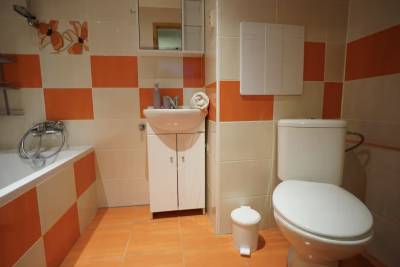 Kúpeľňa s vaňou a toaletou, Apartmán Elly, Vysoké Tatry