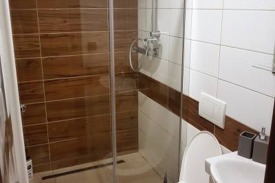 Kúpeľňa so sprchovacím kútom a toaletou, Zrub pod Poľanou, Detvianska Huta