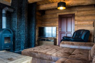 Obývačka s rozkladacím gaučom a krbom, Zrub pod Poľanou, Detvianska Huta