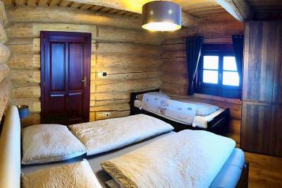 Spálňa s manželskou posteľou a samostatným lôžkom, Zrub pod Poľanou, Detvianska Huta