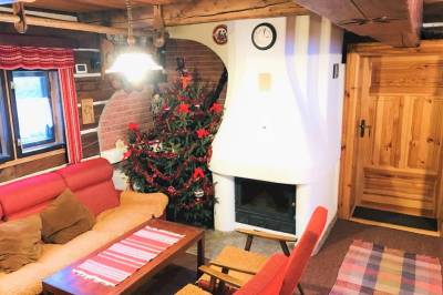 Obývačka s pohovkou a krbom, Originálna drevenica Jezersko 43, Jezersko