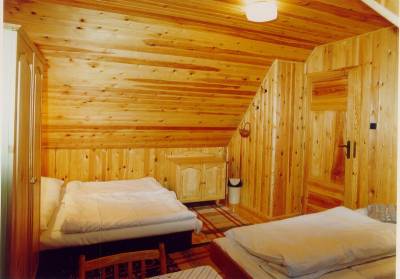 Spálňa s manželskou posteľou a samostatným lôžkom, Originálna drevenica Jezersko 43, Jezersko