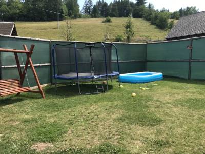 Záhrada s detským bazénom, trampolínou a záhradnou hojdačkou, Grand drevenica, Malá Franková