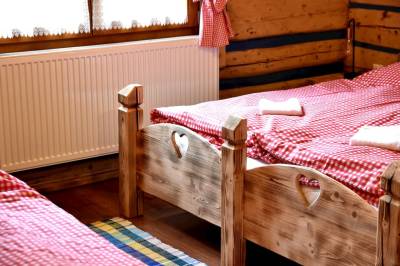 Spálňa s manželskou posteľou a samostatnými lôžkami, Grand drevenica, Malá Franková