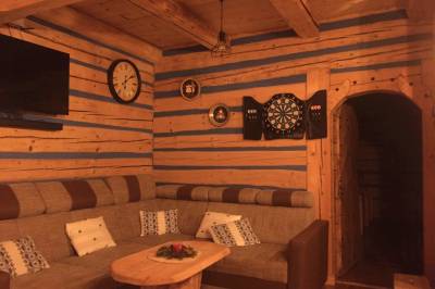 Obývačka s pohovkou, LCD TV a šípkami, Grand drevenica, Malá Franková