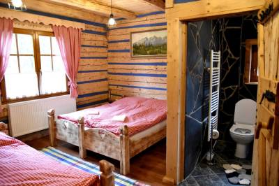 Spálňa s manželskou posteľou a samostatnými lôžkami s vlastnou kúpeľňou, Grand drevenica, Malá Franková