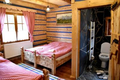 Spálňa s manželskou posteľou a samostatnými lôžkami s vlastnou kúpeľňou, Grand drevenica, Malá Franková