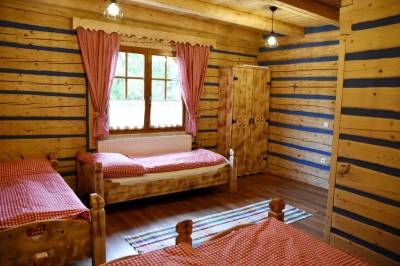 Spálňa s manželskou posteľou  a samostatnými lôžkami, Grand drevenica, Malá Franková
