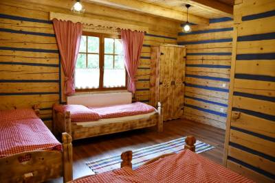 Spálňa s manželskou posteľou  a samostatnými lôžkami, Grand drevenica, Malá Franková