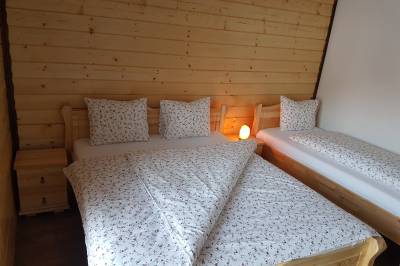 Spálňa s manželskou posteľou a samostatným lôžkom, Chata u Petrenkov, Turecká