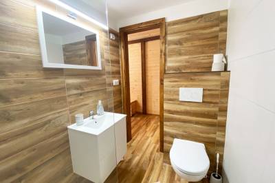 Kúpeľňa so sprchovacím kútom a toaletou, Chata u Petrenkov, Turecká