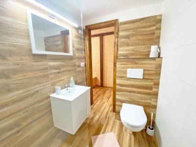 Kúpeľňa so sprchovacím kútom a toaletou, Chata u Petrenkov, Turecká