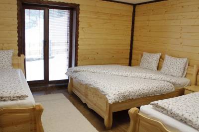 Spálňa s manželskou posteľou a samostatnými lôžkami, Chata u Petrenkov, Turecká