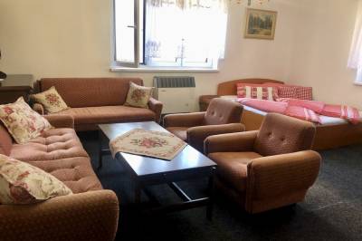 Rozkladací gauč a manželská posteľ v obývačke, Babkina Chalúpka, Zuberec