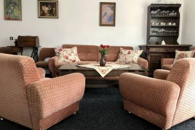Obývačka s rozkladacím gaučom, Babkina Chalúpka, Zuberec