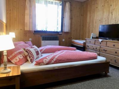 Spálňa s manželskou posteľou a LCD TV, Babkina Chalúpka, Zuberec