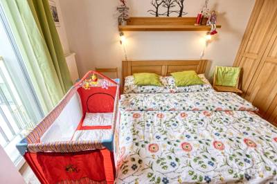 Spálňa s manželskou posteľou a detskou postieľkou, Apartmán Kubo, Vysoké Tatry