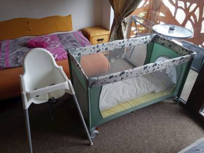 Spálňa s 1-lôžkovými posteľami, detskou postieľkou a stoličkou, Chata Bachledka, Ždiar