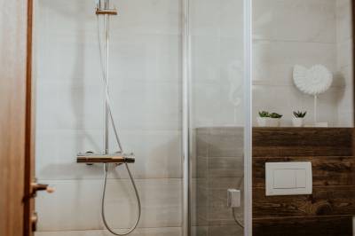 Kúpeľňa so sprchovacím kútom a toaletou, Chata Home, Stará Lesná