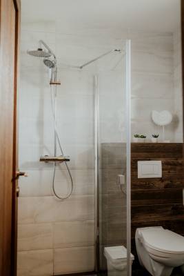Kúpeľňa so sprchovacím kútom a toaletou, Chata Home, Stará Lesná