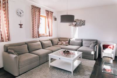 Obývačka s priestranným gaučom, Chata Home, Stará Lesná